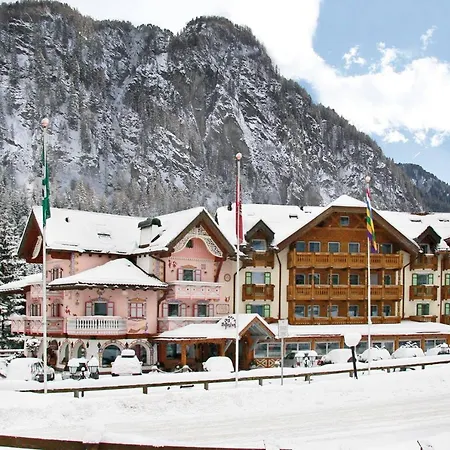 Szálloda Soreghes Gran Campitello di Fassa